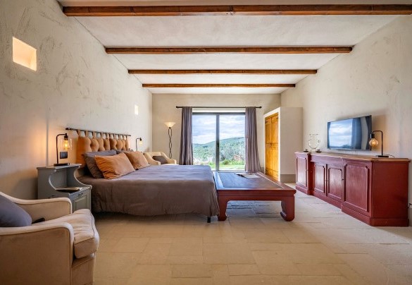 Double bedroom n.5 with en suite bathroom and exit in the garden, pool view, on the basement - I Tramonti