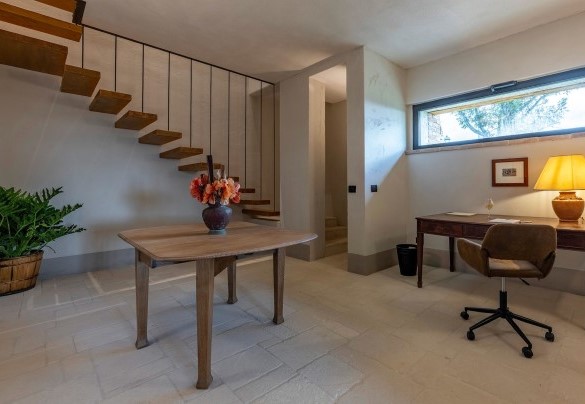 Studio on the basement and the stairs to the ground floor - I Tramonti