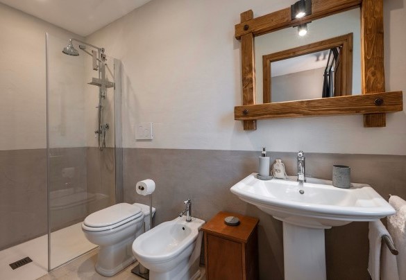 Bathroom with shower n.4 en suite to the bedroom n.4 - I Tramonti