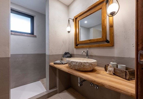 Bathroom with shower n.5 en suite to the bedroom n.6 - I Tramonti
