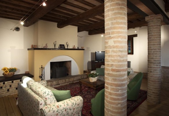 Salotto con caminetto e Smart TV - Il Borgo 