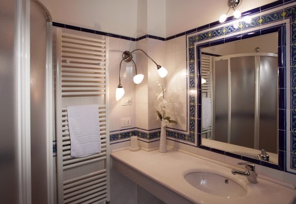 Bagno en suite con doccia al secondo piano - Il Borgo