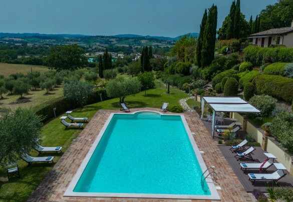 La proprietà si adagia sulle dolci colline nelle immediate vicinanze di Assisi - Il Borgo