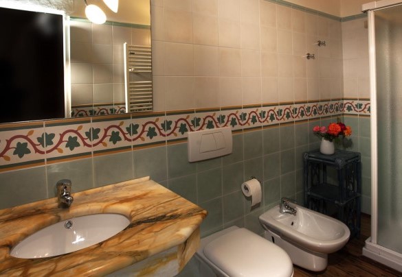 Bagno en suite con doccia al primo piano - Il Borgo