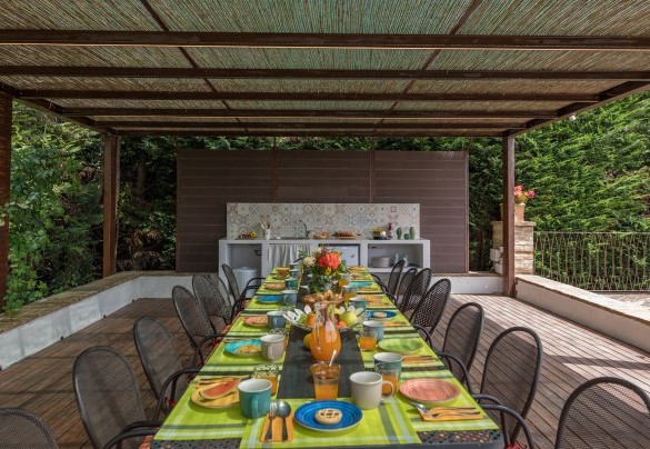 La panoramica pergola si trova sul terrazzamento sopra la piscina - Il Borgo