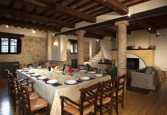Sala da pranzo con tavolo imbandito - Il Borgo 