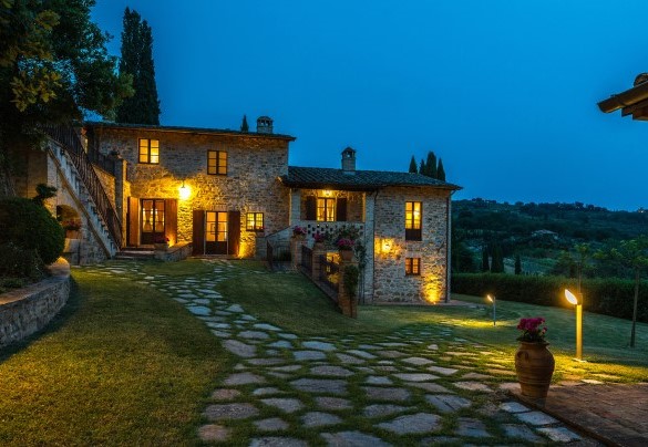 La bella proprietà illuminata di notte - Il Borgo 