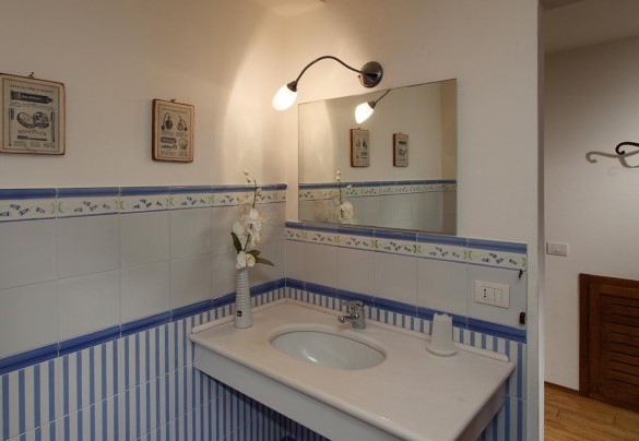 Bagno con doccia al secondo piano - Il Borgo