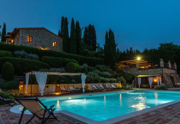 Il borgo e la piscina illuminati di notte - Il Borgo 