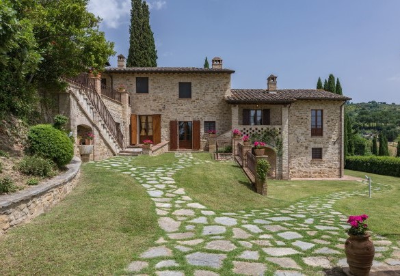 Il sentiero nel prato che dal cancello conduce alla casa - Il Borgo
