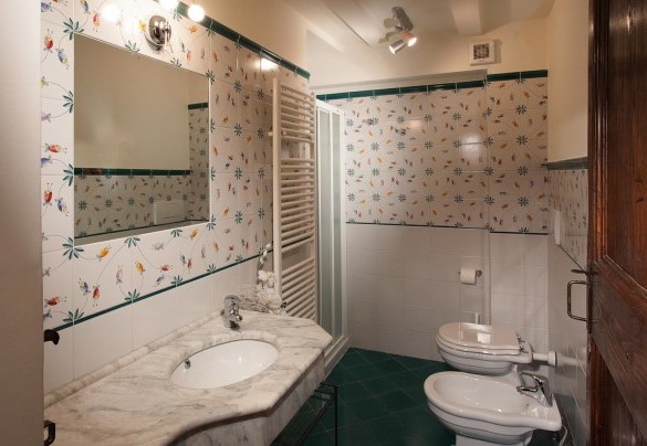 Bagno con doccia al secondo piano - Il Borgo