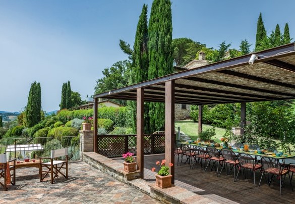 Tra il borgo e la piscina, si trova l'ampio gazebo in ferro arredato con tavoli, sedie e cucina completa in muratura - Il Borgo 