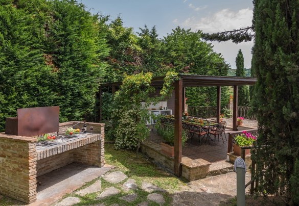 Il barbecue fisso dista a pochi metri dalla zona per mangiare all'aperto - Il Borgo  