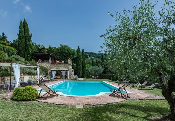 La piscina dista circa 20 metri dal casale ed è raggiungibile attraverso due scalinate - Il Borgo 
