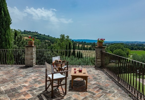 Il parco che cinge la proprietà affacciato su verdi paesaggi - Il Borgo