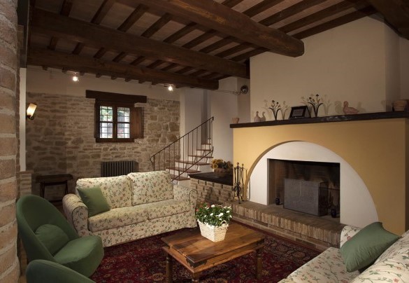 Salotto open con sala da pranzo, nel piano inferiore rispetto al piano terra - Il Borgo 