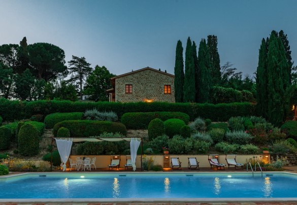 La piscina illuminata al tramonto - Il Borgo 