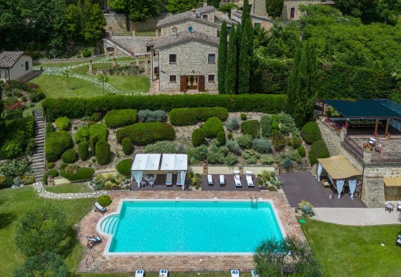La proprietà circondata dal curatissimo giardino - Il Borgo 