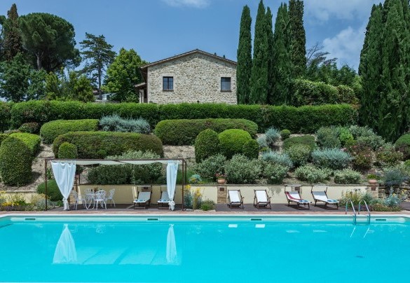 La piscina recintata è situata in posizione panoramica - Il Borgo