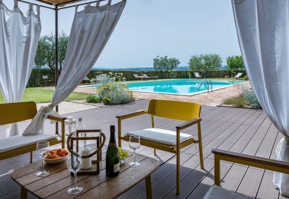 Il gazebo in zona piscina arredato con divanetti, poltroncini e tavolo - Il Borgo
