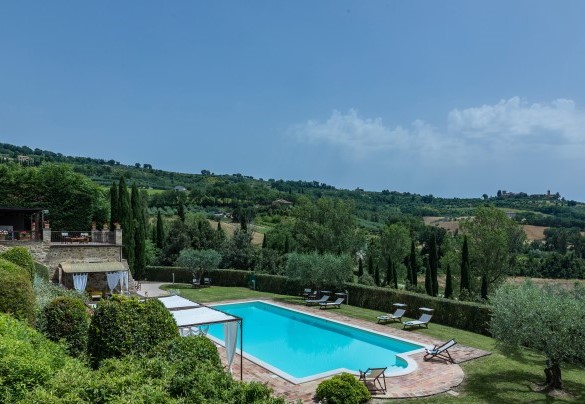 La piscina e la zona prendisole attrezzata con lettini, sdrai e gazebi - Il Borgo