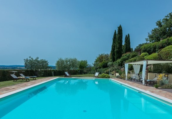 La piscina misura 7,50 x 15 m con una profondità variabile da 1,20 a 1,70 m - Il Borgo