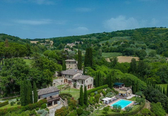 Il casale e la piscina abbracciati dalle verdi colline - Il Borgo