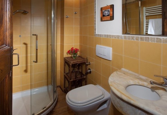 Bagno con doccia al primo piano - Il Borgo
