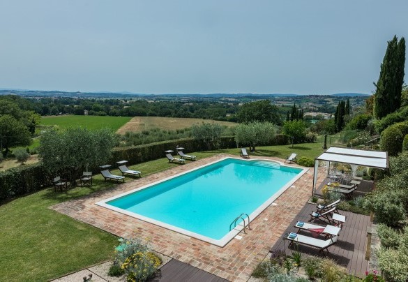 La piscina abbracciata dal rigoglioso giardino - Il Borgo 