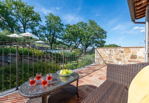 La terrazza al primo piano della dependance con vista sulla piscina – Il Casale di Manuele
