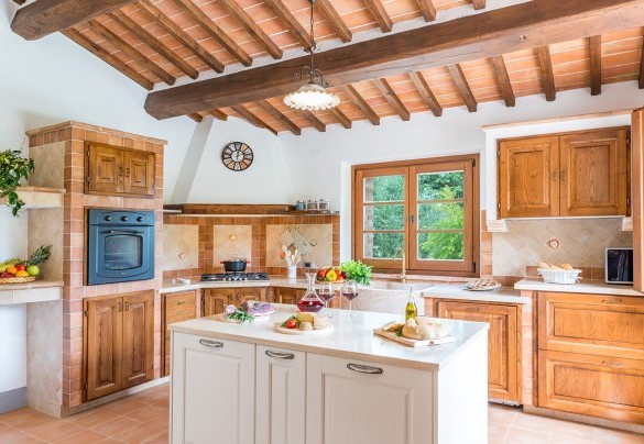 The spacious rustic-style kitchen on the ground floor - Il Casale Di Manuele