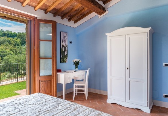 The ground floor double bedroom with en-suite bathroom in the annex - Il Casale Di Manuele