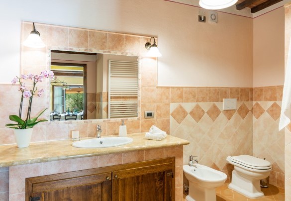 The bathroom with a shower on the ground floor - Il Casale Di Manuele