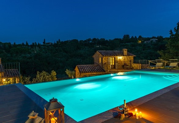 The pool equipped with both internal and external lighting - Il Casale Di Manuele