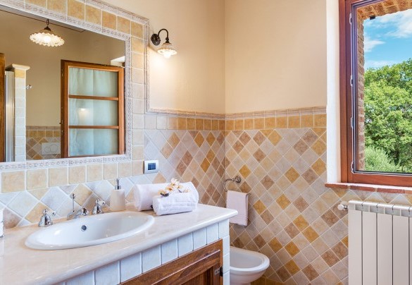 The bathroom with a shower on the first floor - Il Casale Di Manuele