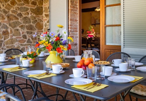 La zona pranzo esterna, collegata alla sala da pranzo – Il Casale di Manuele