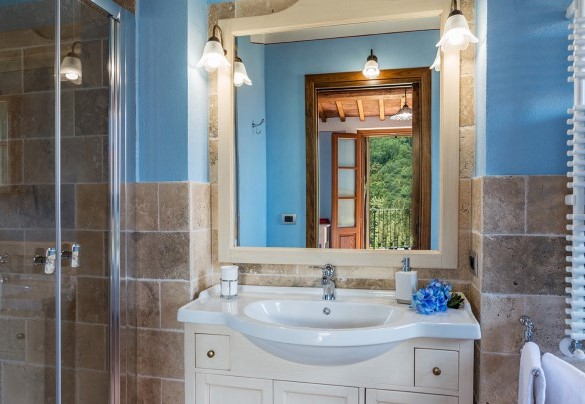 The modern en-suite bathroom with a shower - Il Casale Di Manuele