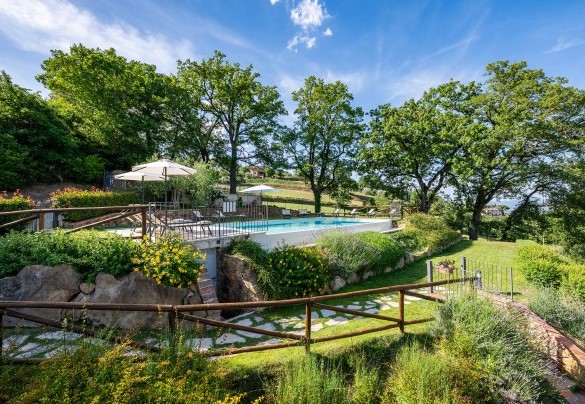 Il parco ospita varietà di cespugli e di aromatiche – Il Casale di Manuele