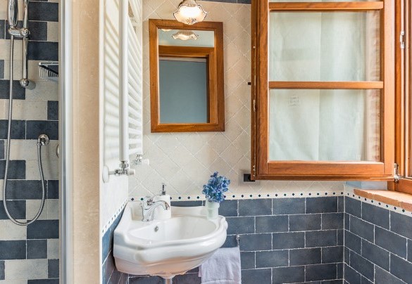 The en-suite bathroom with a shower - Il Casale Di Manuele