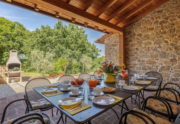 Il portico con la zona pranzo esterna, collegata alla sala da pranzo – Il Casale di Manuele