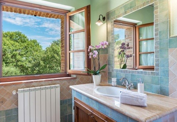 The bathroom with a shower on the first floor - Il Casale Di Manuele