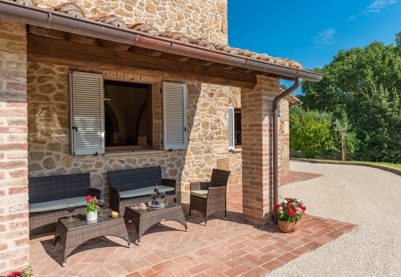 The porch on the front of the villa - Il Casale Di Manuele