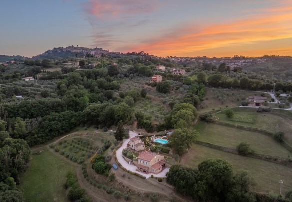 La proprietà e il borgo di Montepulciano sullo sfondo – Il Casale di Manuele