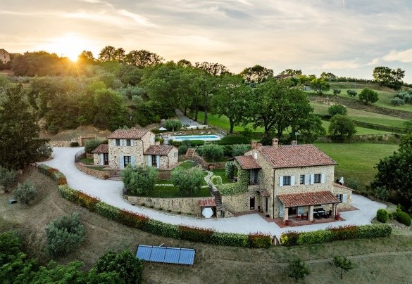 La dependance sulla sinistra e il casale a destra – Il Casale di Manuele
