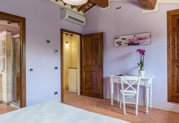 The large bedroom on the first floor with an en-suite bathroom in the annex - Il Casale Di Manuele