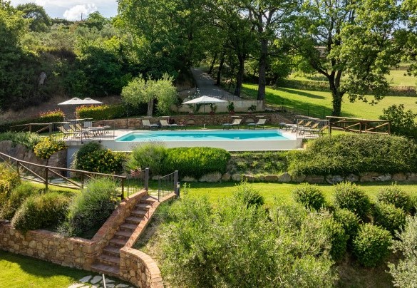 La piscina con un lato a sfioro – Il Casale di Manuele