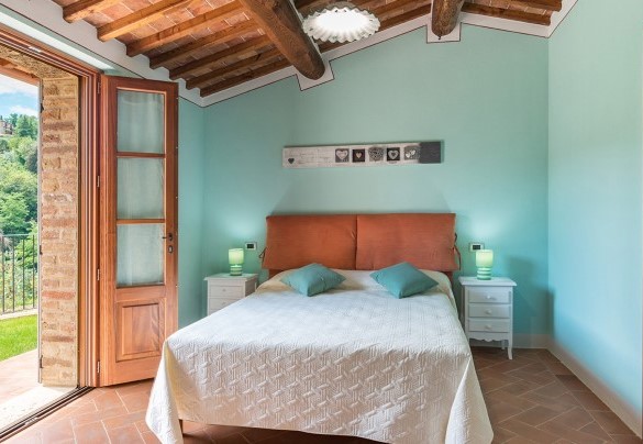 The ground floor double bedroom with en-suite bathroom in the annex - Il Casale Di Manuele