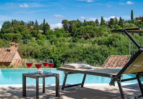 La piscina è adagiata su un terrazzamento ad un livello superiore rispetto ai casali – Il Casale di Manuele