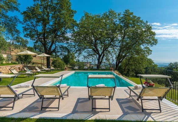 The pool's sunbathing area - Il Casale Di Manuele