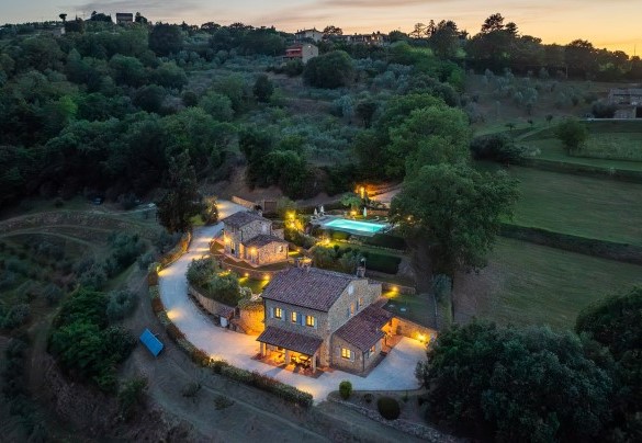 La proprietà e il parco illuminati, all’imbrunire – Il Casale di Manuele